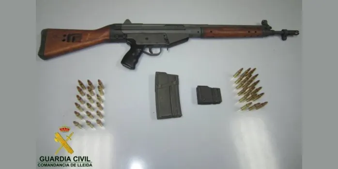 Detingut un conductor per saltar-se un control a la Farga de Moles amb armament amagat