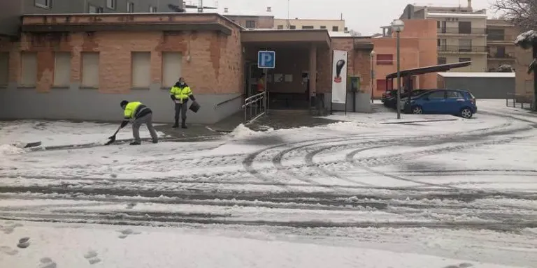 Actualització 15.00 h - Instal·len generadors per recuperar el subministrament elèctric