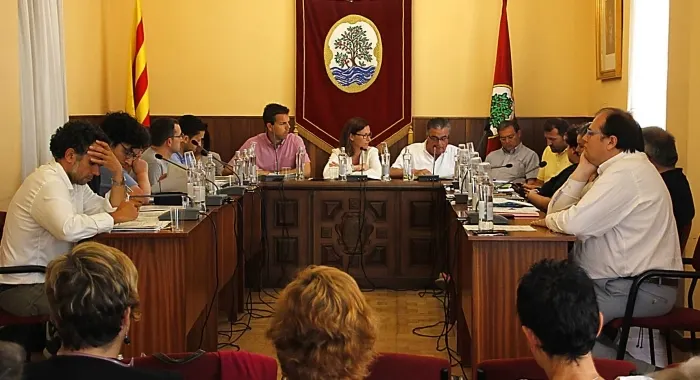 Tensió entre govern i Junts per Arenys en el ple  