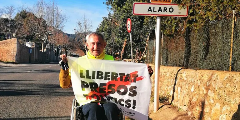 L’independentista Jordi Puig, que fa la volta als Països Catalans en cadira de rodes, arriba a Vilassar de Mar