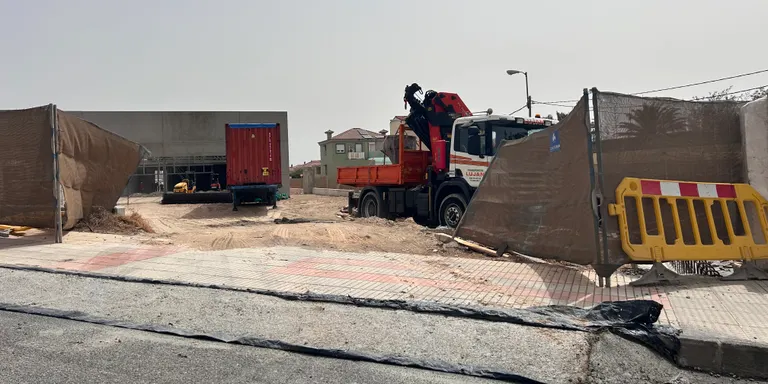 Las obras de Construplan en Playa del Hombre persisten en la invasión de la acera e impiden la movilidad reducida