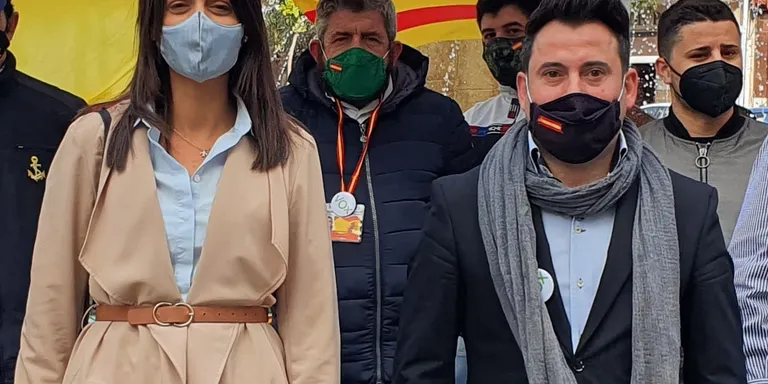 Mònica Lora (Vox) diu a Pineda que volen «fer front a les okupacions il·legals i la inseguretat, amb una Catalunya forta dins d'una Espanya unida»