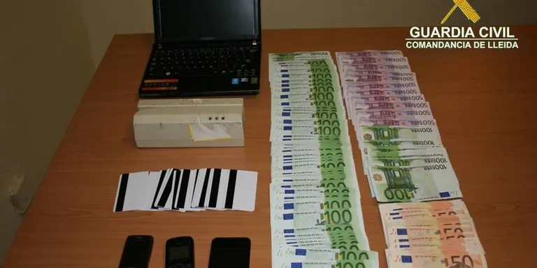 La Guàrdia Civil deté dues persones per la presumpta clonació de targetes