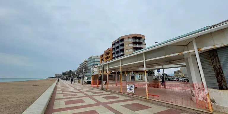 Blanes enderroca l’antic restaurant dels Pins per posar-hi una guingueta d’esports nàutics