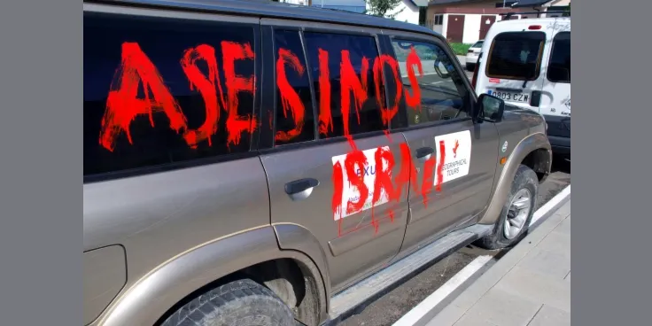 Punxen les rodes i fan pintades a vehicles de turistes israelians a Sort