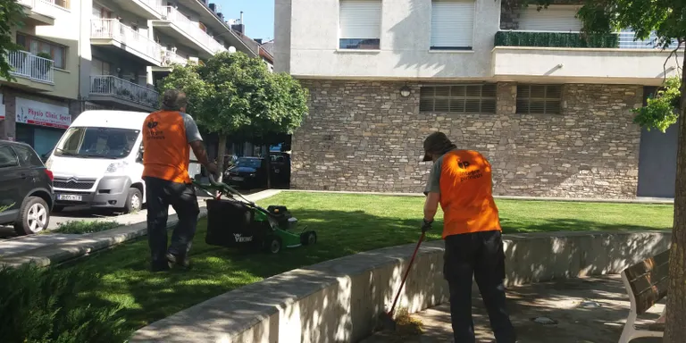 Integra Pirineus duu a terme tasques de manteniment i neteja d'espais verds a la Seu