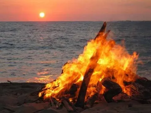 La Tribala organitza la revetlla de Sant Joan a la Platja dels Pins