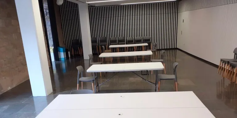 La biblioteca habilita una sala d'estudi amb vuit places amb reserva prèvia