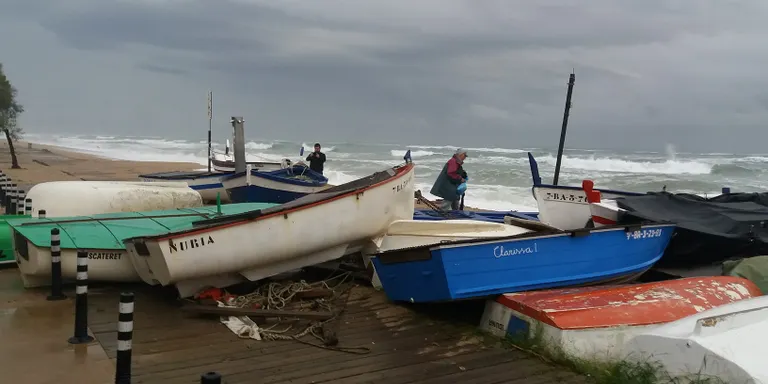 El temporal de les darreres hores deixa molts desperfectes a Pineda, especialment a la façana marítima