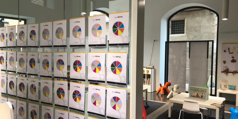 Una setantena d'infants participen a la primera edició del Bibliotrivial a la biblioteca durant l'estiu