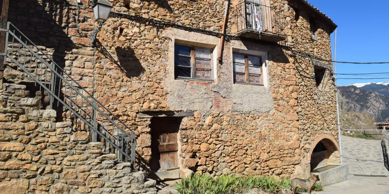 Les antigues escoles de Vilanova de Banat i el molí d’oli de Fígols, nous béns culturals d’interès local