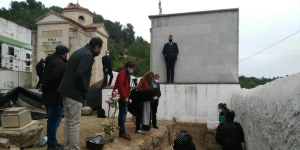 L’excavació a la fossa comuna del cementiri de Salomó clou amb la recuperació de 22 cossos