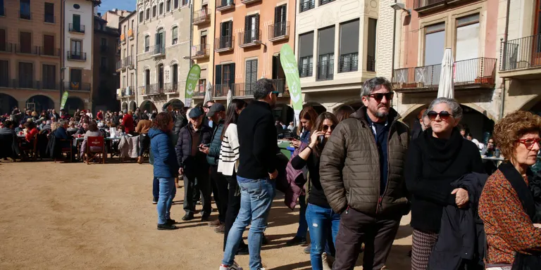 Cues de més d'una hora a Vic per menjar els tradicionals entrepans de botifarra i porc de Dijous Llarder