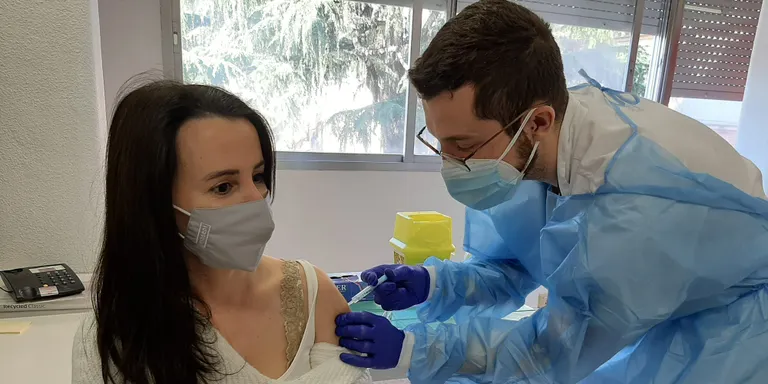 La vacunació de la Covid-19 arriba als professionals de l'Hospital i dels centres educatius