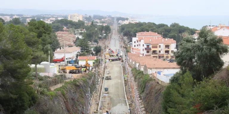 Adif aturarà la instal·lació de noves pantalles acústiques a la via ferroviària a Roda de Berà