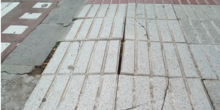 L’Ajuntament arreglarà les lloses que estan aixecades i trencades a la zona del Calisay
