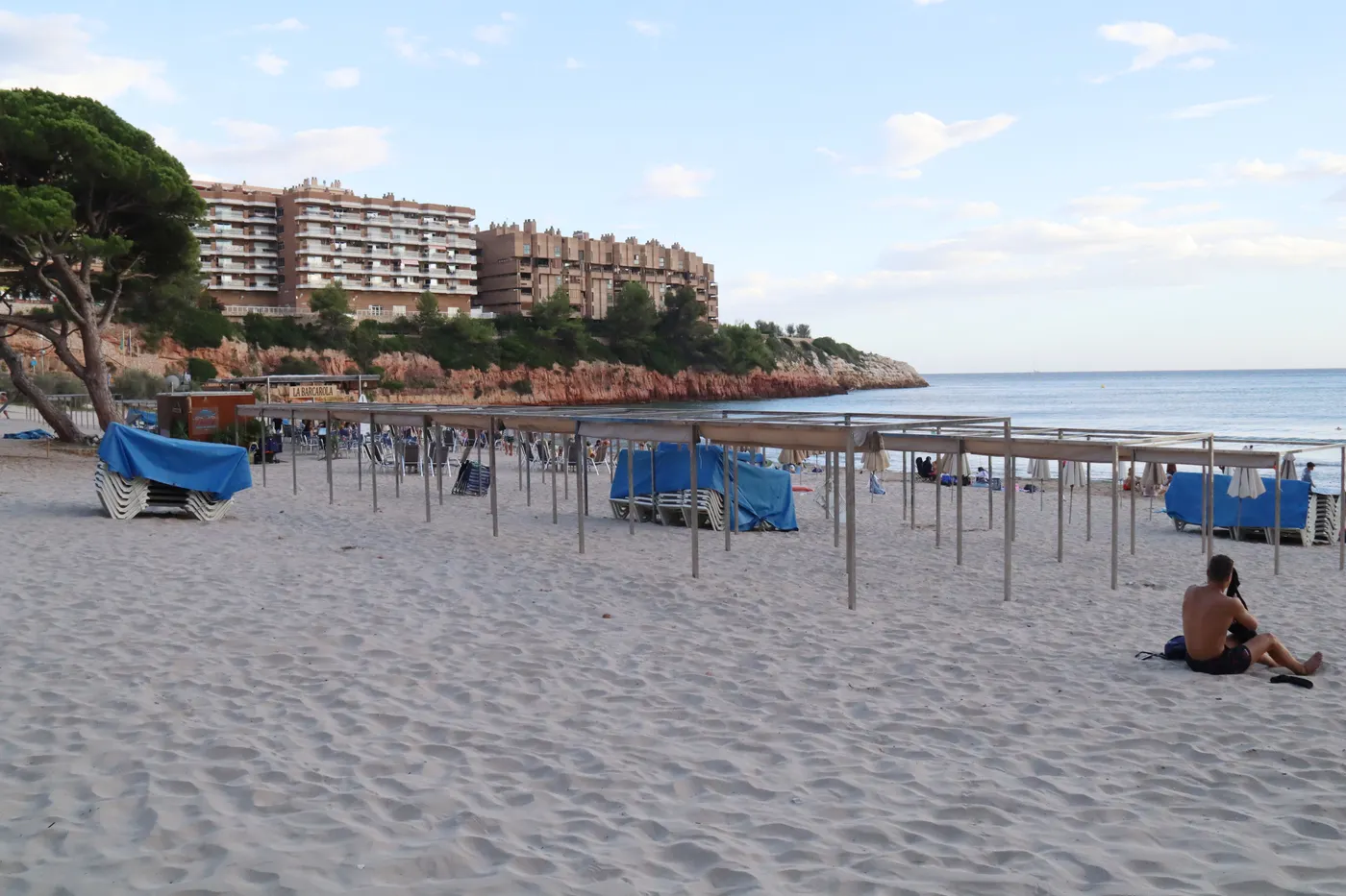 Imatge de la platja dels Capellans de Salou, on aquest dijous han mort dues persones.