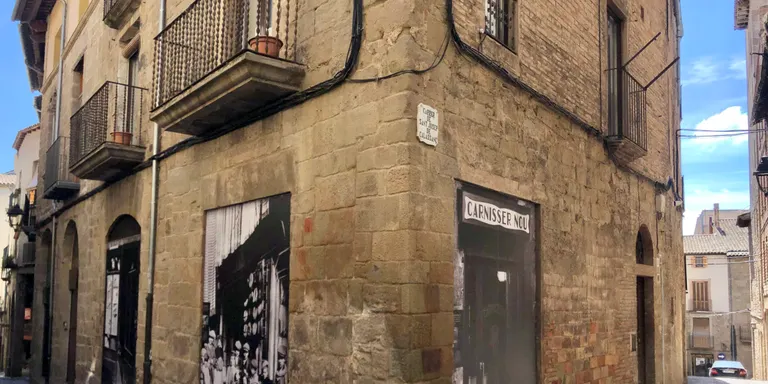 Solsona posa en valor el petit comerç amb imatges d'establiments històrics en aparadors buits