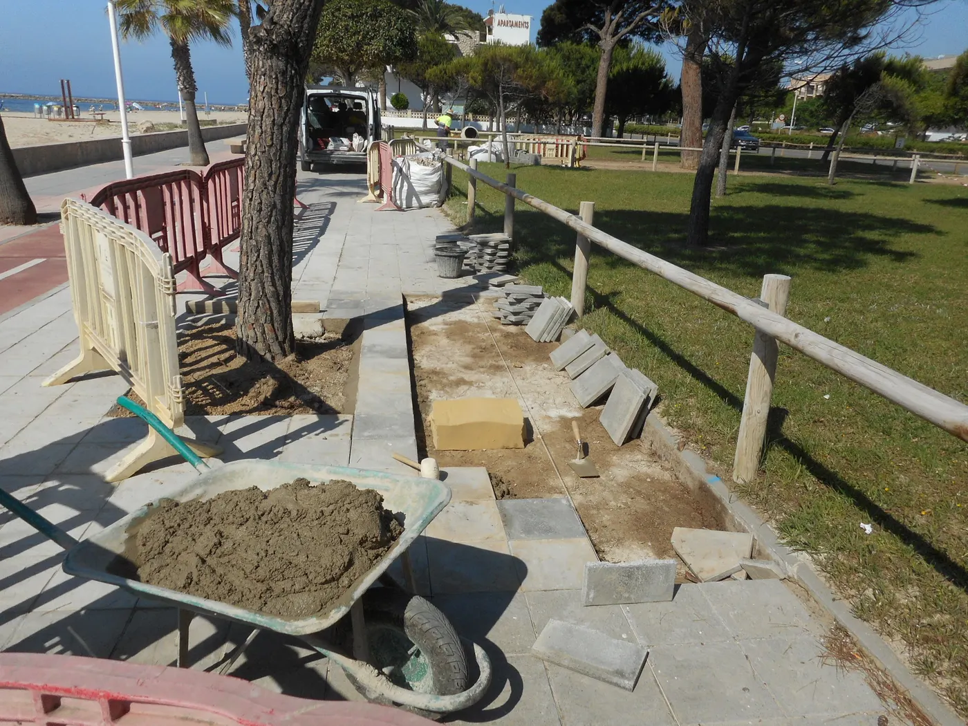 L’Ajuntament de Cambrils realitza reparacions i millores en una vintena de carrers del municipi