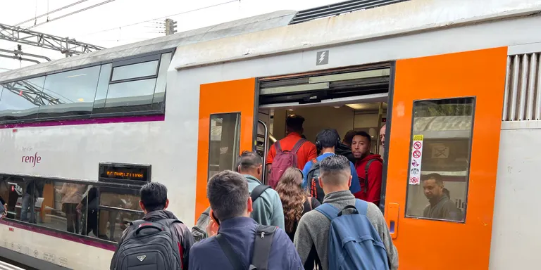 Prova de foc per l’R2 Sud en el primer dia feiner des de la normalització del servei