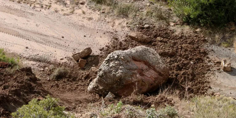 Reoberta la carretera d'Hortoneda després que s'hagi fet caure una roca inestable de 90 tones