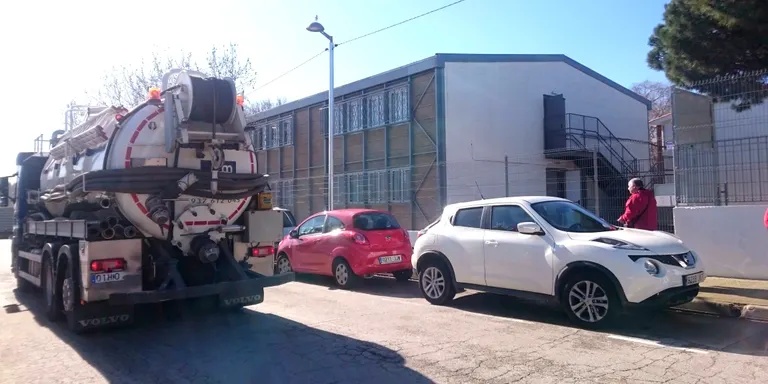 Un forta pudor obliga a desallotjar una aula de l'Escola Antoni Doltra