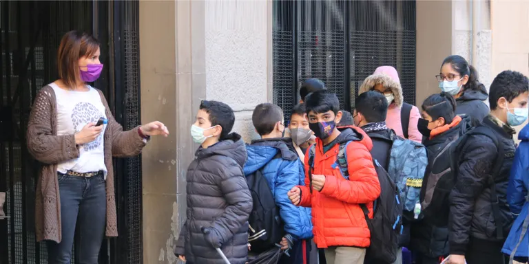 La resolució per flexibilitzar l’ús de les mascaretes a les aules es publicarà al DOGC la nit de dilluns