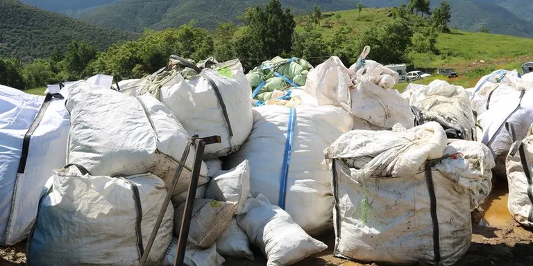 El Pallars Sobirà recicla 15.000 quilos de plàstics, malles i cordes de les explotacions ramaderes