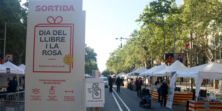 Les parades de llibres i roses comencen a prendre els carrers per Sant Jordi