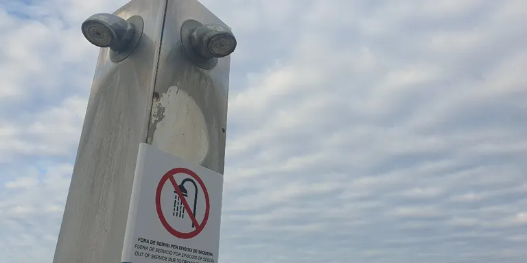 Les dutxes de les platges es mantindran tancades mentre duri la sequera