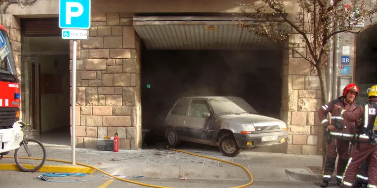 Un vehicle incendiat obliga a desallotjar un edifici de la Seu