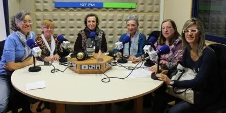 Donaviva convida a les oients del seu programa de ràdio a anar-hi a llegir poesia de dones
