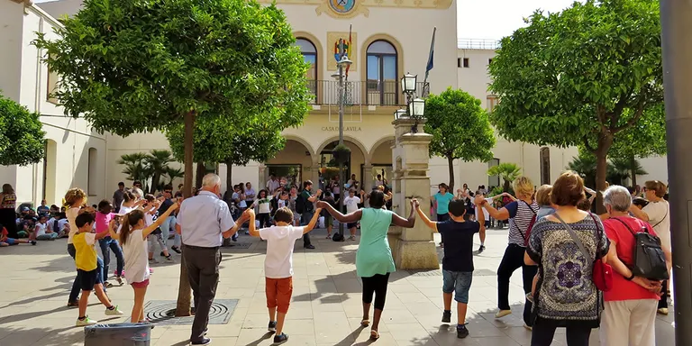 Els alumnes de 4art de primària tanquen el curset de sardanes de Pineda