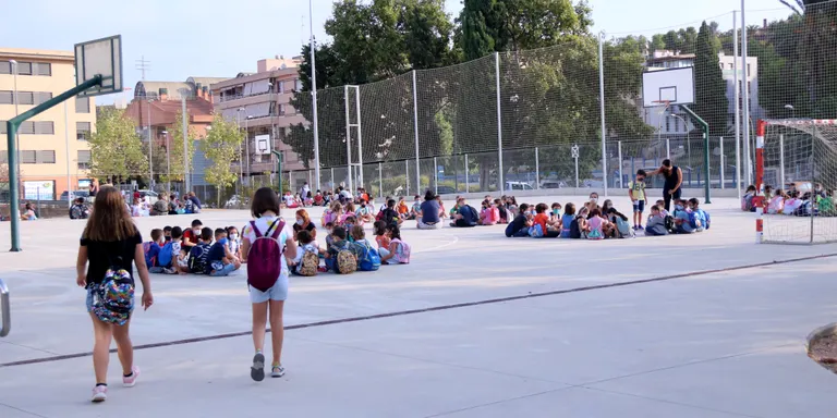 El comitè científic assessor de Salut proposa que els alumnes puguin treure's la mascareta al pati de l'escola