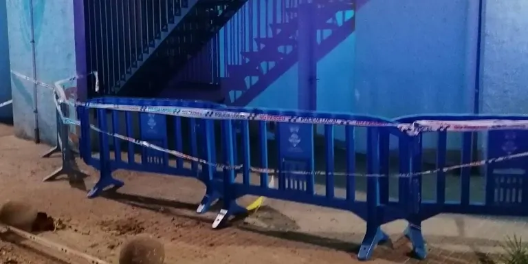 Detingut un home per llençar testos i extintors des d'un efidici d'Empuriabrava
