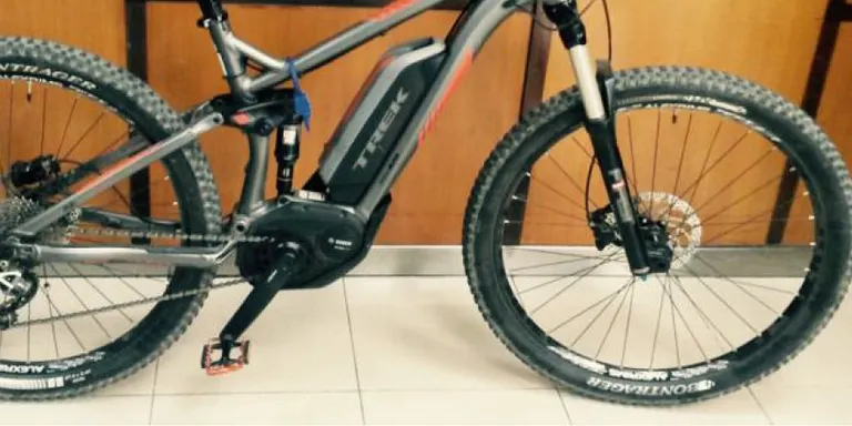 Un rubinenc roba una bicicleta i és enxampat al saltar-se un semàfor