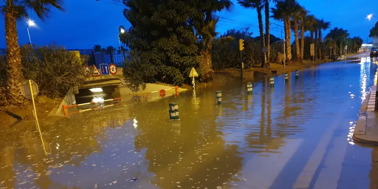 El temporal de mar inunda el pas de Santiago Rusiñol i un tram de Consolat de Mar
