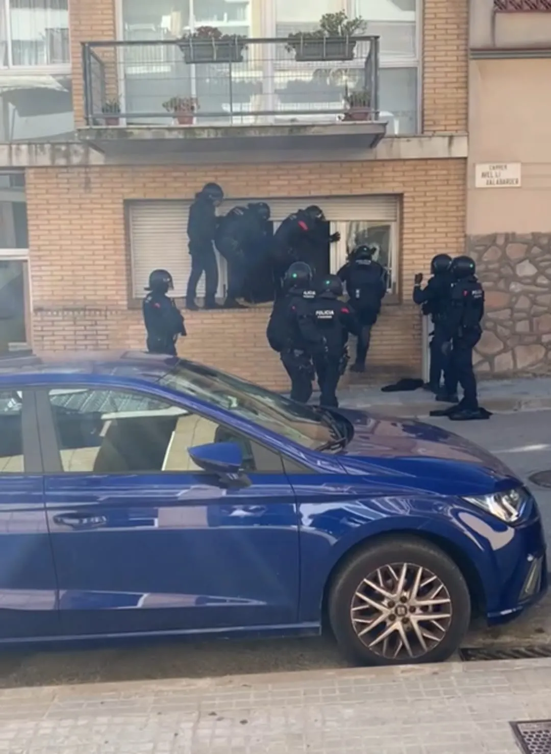 Els Mossos desallotgen un domicili al carrer d'Avel·lí Xalabarder