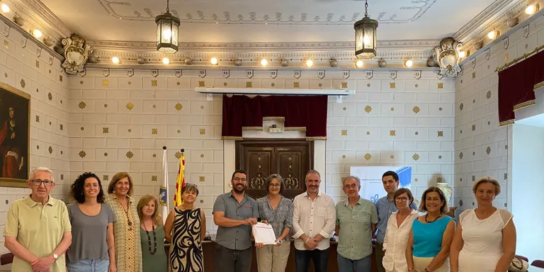 Visita al Parlament de Catalunya per lliurar les signatures recollides en pro d'una residència de la gent gran a la Seu d'Urgell