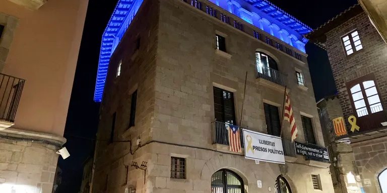 L'Ajuntament de Solsona s'il·lumina de color blau amb motiu del Dia Mundial de la diabetis