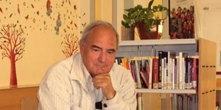 El utrerano Carlos Guillermo Navarro presenta la reedición de sus «Crónicas narradas»