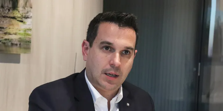 Reyes lamenta que l’alerta per sequera no hagi calat a les ciutats fins que es parla de dutxes als gimnasos o del Barça