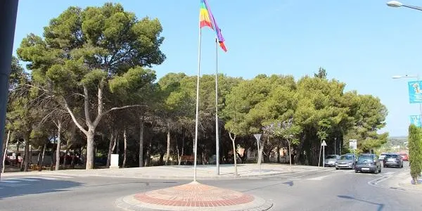 L’Ajuntament d’Altafulla penja la bandera de l’arc de Sant Martí per donar visibilitat al col•lectiu LGBTI