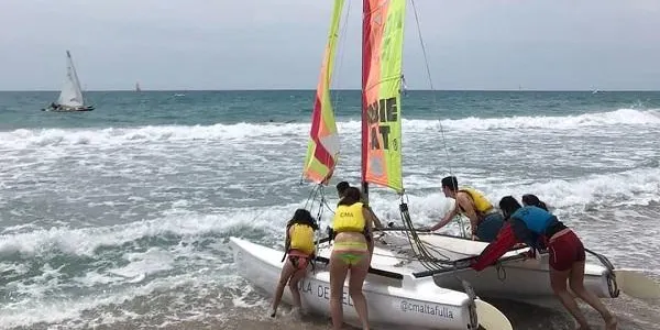 Una cinquantena de persones gaudeixen aquest dissabte de les portes obertes del Club Marítim Altafulla