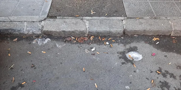 Nova acció de recollida de burilles al carrer a la Seu d'Urgell