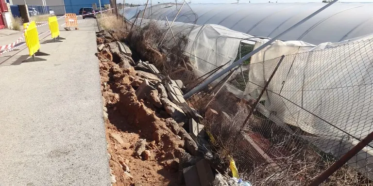 Inici de les obres per refer el mur de contenció del carrer Volta dels Garrofers