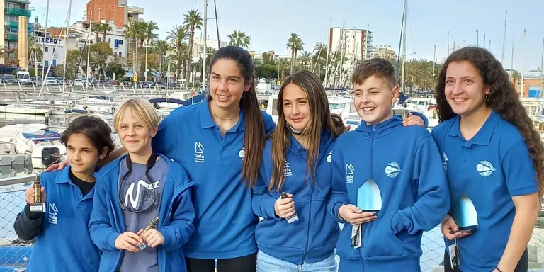 Els regatistes Luca Montiu i Andrea Dessard pugen al podi de la 2a Regata Llacuna de Vilanova