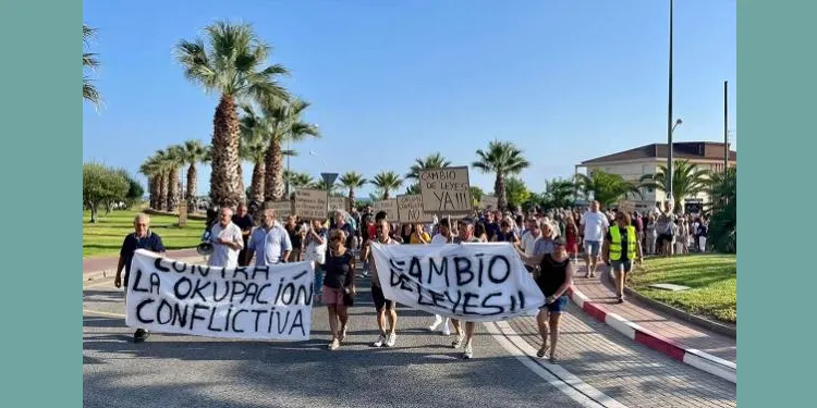 Més de 600 persones es manifesten contra les ocupacions conflictives a Roda de Berà