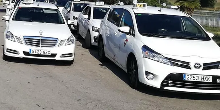 Els taxistes de Rubí se sumen a la vaga indefinida del sector contra Uber i Cabify