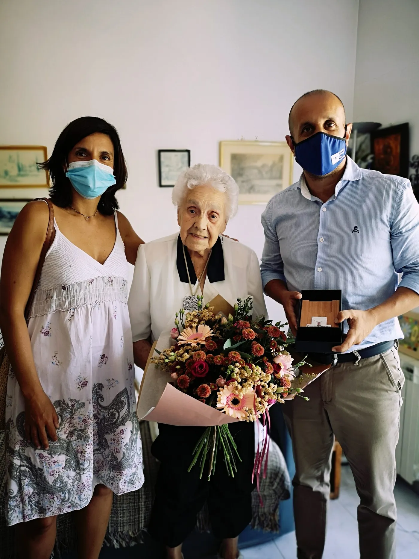 Margarida Tarrida rep la Medalla Centenària